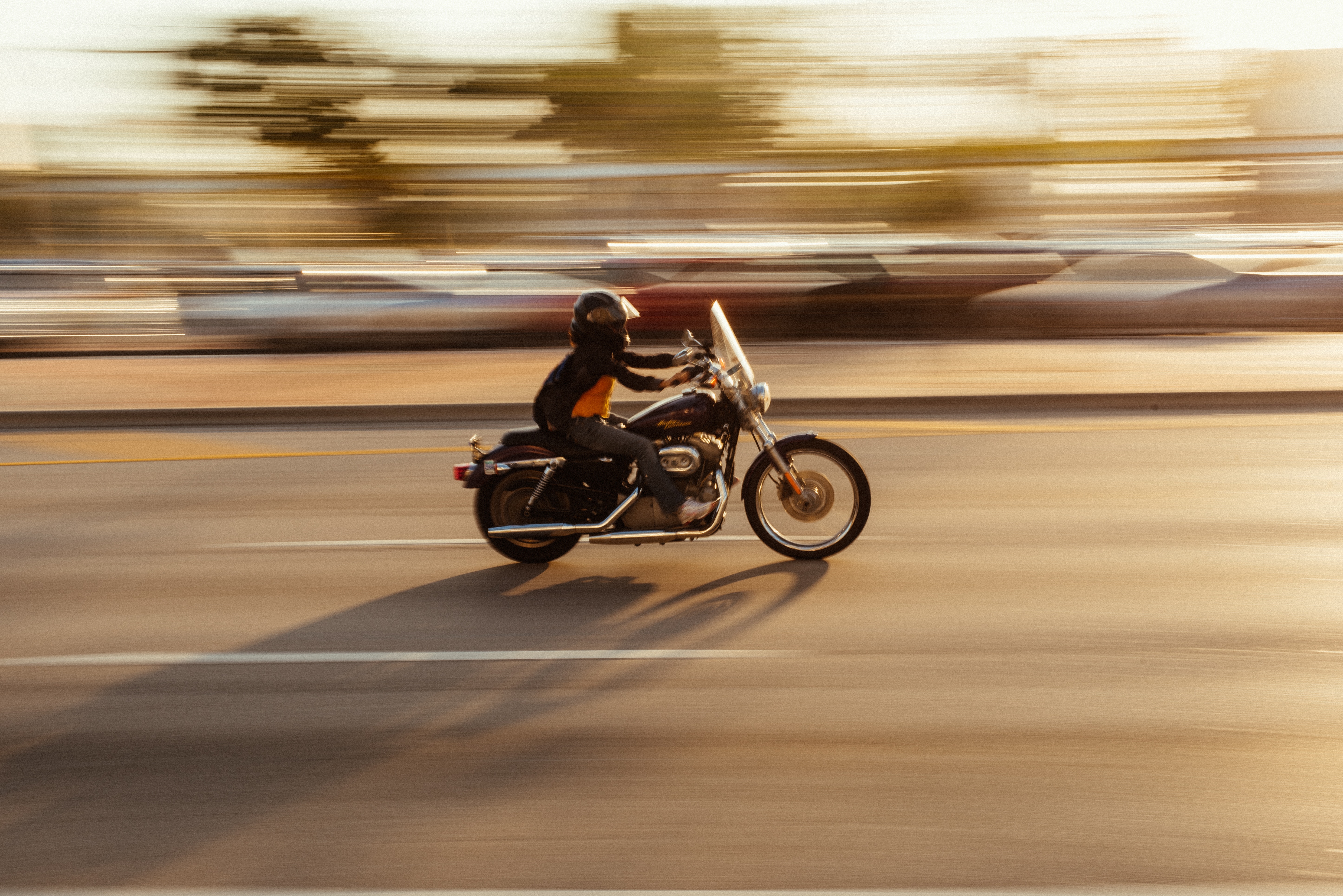 personne roulant en moto